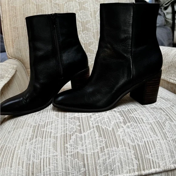 LUCKY BRAND Sz 9 LOW BOOTS zip side EXC like new cond. worn once ! Make … - Picture 3 of 8